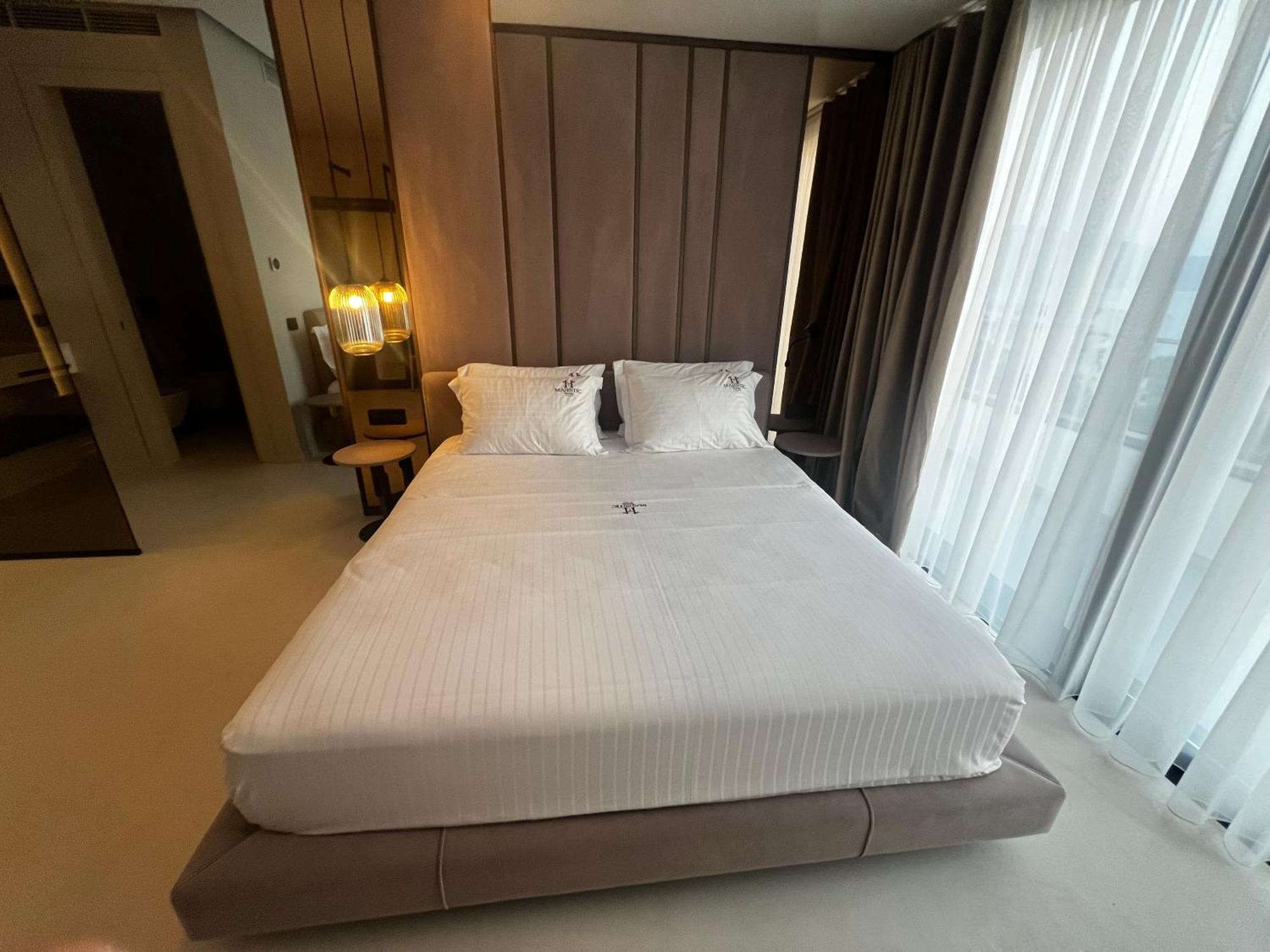 Hotel Majestic Radhimë Esterno foto