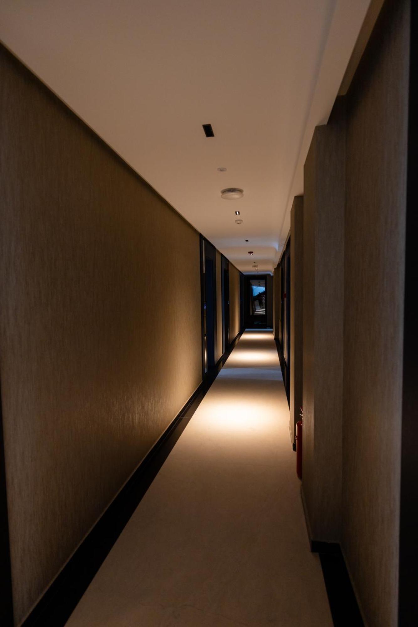 Hotel Majestic Radhimë Esterno foto