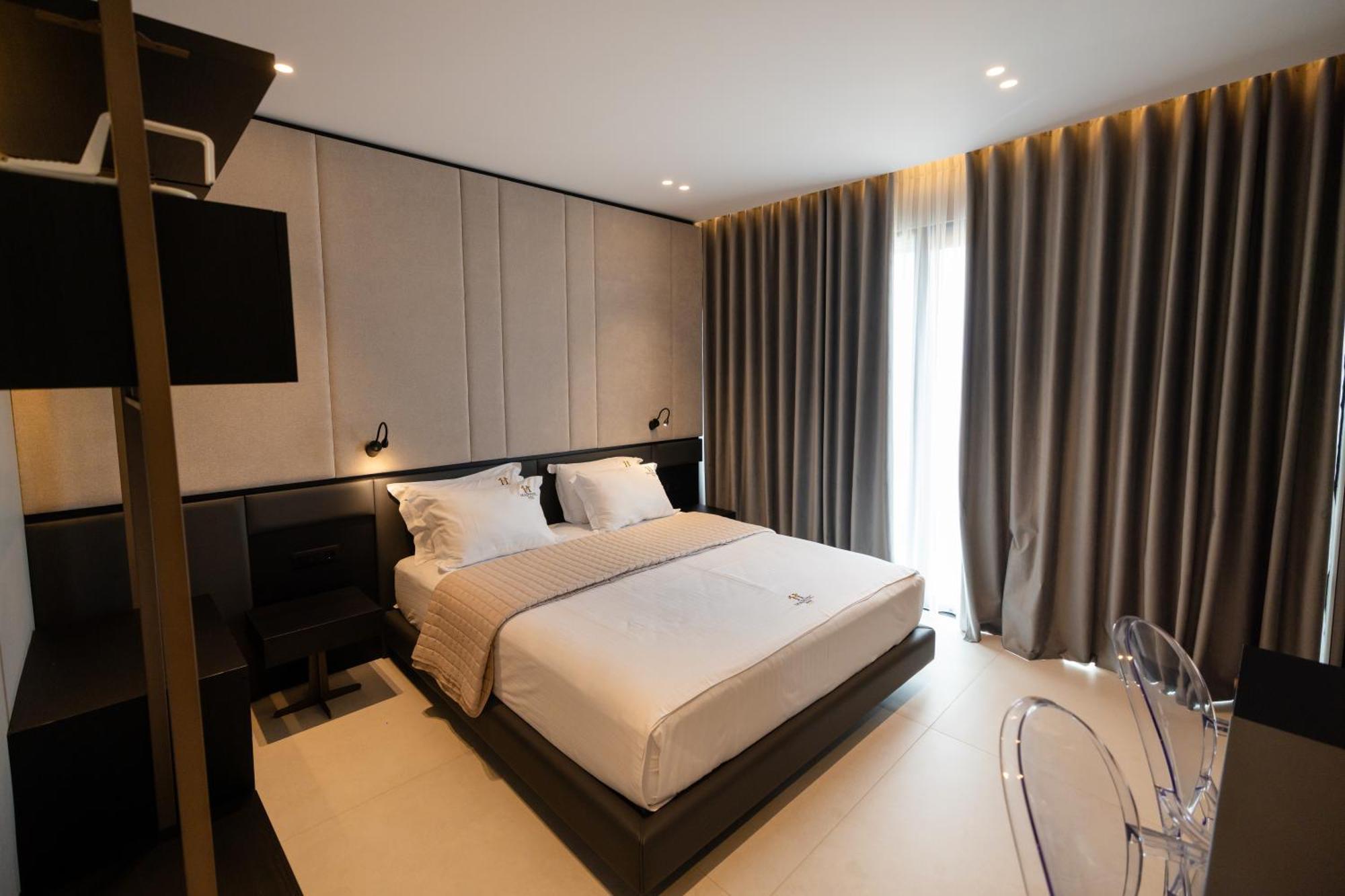 Hotel Majestic Radhimë Esterno foto