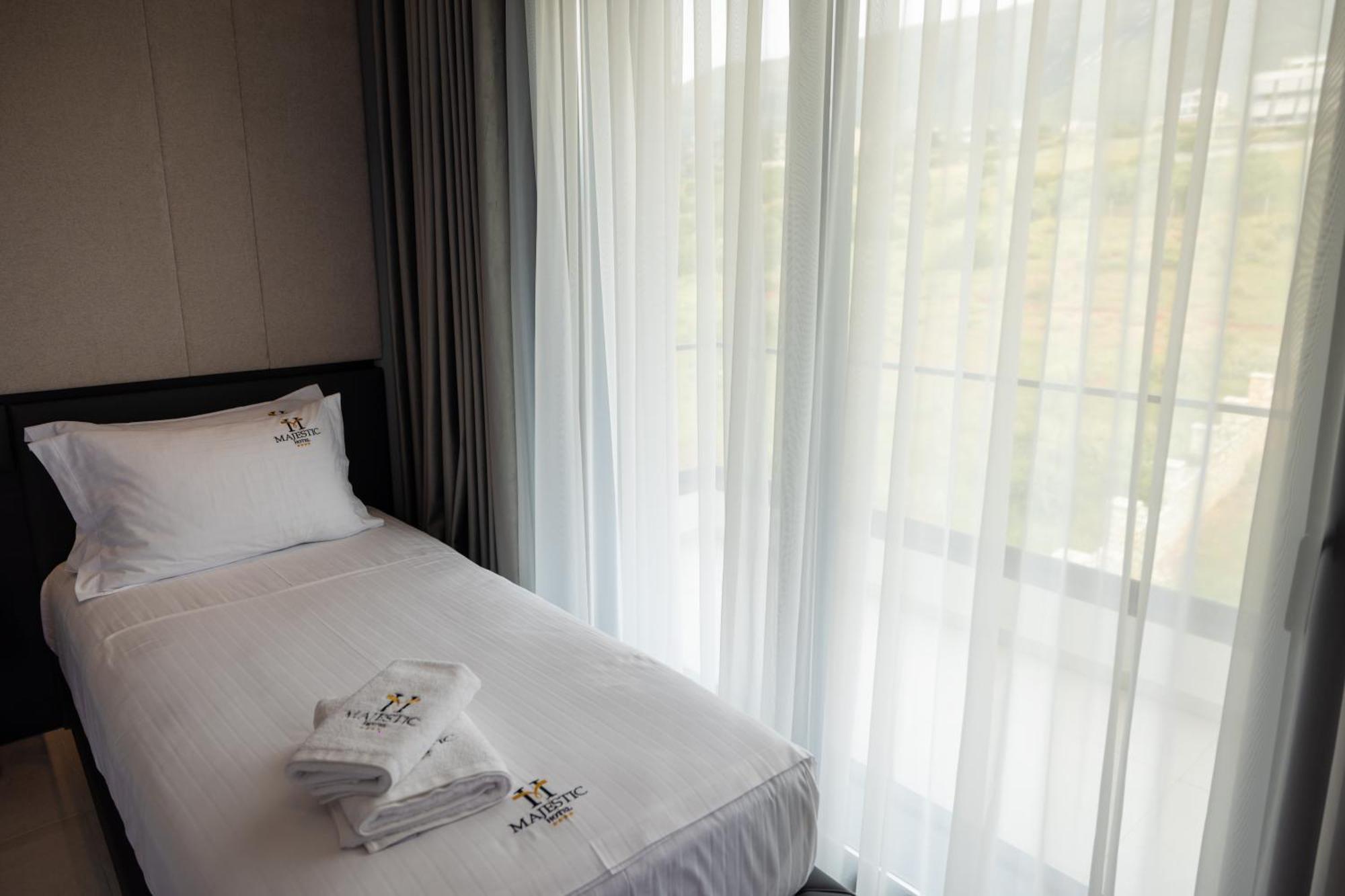 Hotel Majestic Radhimë Esterno foto
